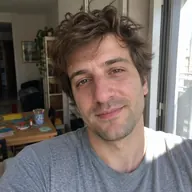 Ritratto generato con IA del personaggio fittizio Tobia F.