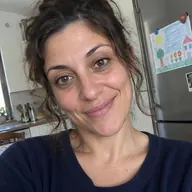 Ritratto generato con IA del personaggio fittizio Nerina V.
