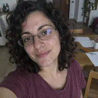 Ritratto generato con IA del personaggio fittizio Dalia R.